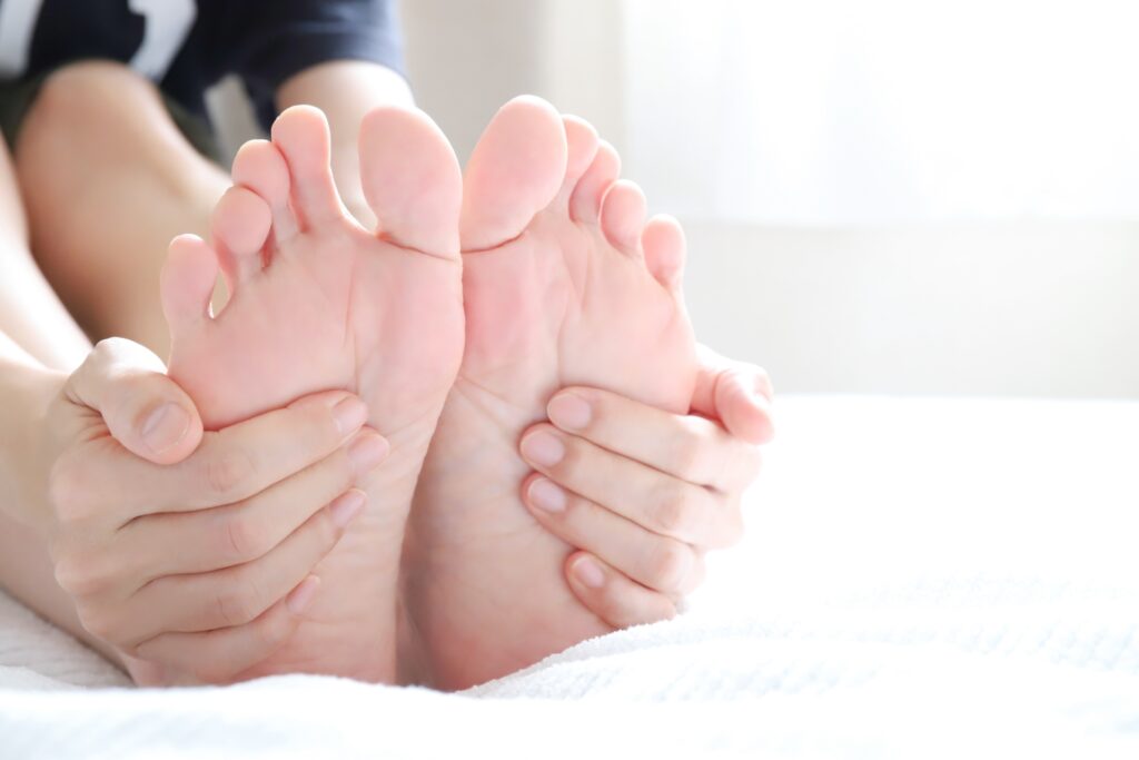 足底筋膜炎に注意｜サンダルで足裏が痛む原因とケア