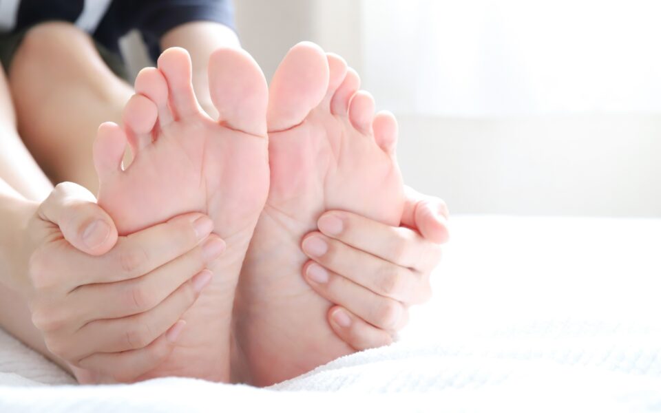 足底筋膜炎に注意｜サンダルで足裏が痛む原因とケア